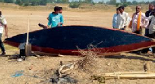 Overcoming the unemployment caused by the creation of the donga | डोंगा निर्मितीतून केली बेरोजगारीवर मात Overcoming the unemployment caused by the creation of the donga | डोंगा निर्मितीतून केली बेरोजगारीवर मात