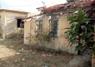 Pps Work from a dilapidated building | पं.स. चा कारभार जीर्ण इमारतीतून