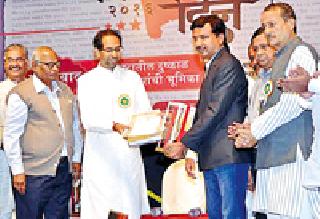 Bhairam honored by the press conference | पत्रकार परिषदेतर्फे भैरम सन्मानित