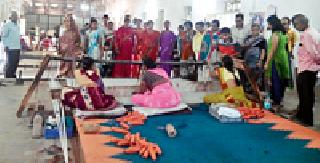 The villagers loaded by the works of leprosy | कुष्ठरूग्णांच्या कलाकृतीने भारावले ग्रामस्थ The villagers loaded by the works of leprosy | कुष्ठरूग्णांच्या कलाकृतीने भारावले ग्रामस्थ