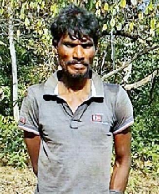 The hunter caught the duck | फासे लावणाऱ्या शिकाऱ्याला पकडले