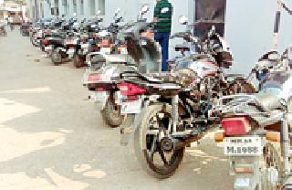 Road blocked due to encroachment | अतिक्रमणामुळे रस्ते झाकोळले