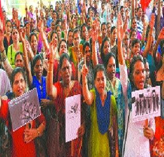 Long queues outside the ATM | एटीएमबाहेर लांबच लांब रांगा Long queues outside the ATM | एटीएमबाहेर लांबच लांब रांगा