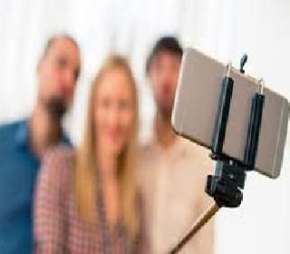 Both of them were drowned in bandhands during the siege of Selfie | सेल्फी काढण्याच्या नादात बँडस्टँडच्या सुमद्रात दोघे बुडाले