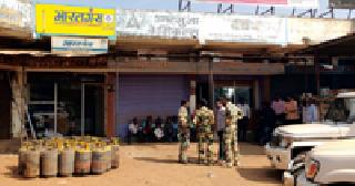 Three shops were destroyed at one night | एकाच रात्री तीन दुकाने फोडली