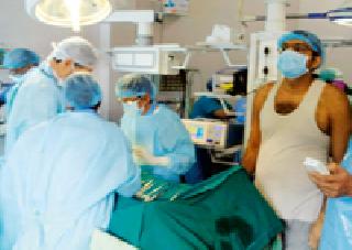 Thousands of patients full of Hmlchel | हेमलकसात भरला हजारो रूग्णांचा महामेळा