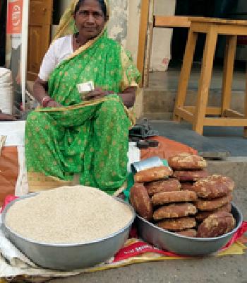 'Tilchchi' gift to women for Sankranti festival | संक्रांतीनिमित्त महिलांना ‘तिळाची’ भेट