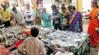 Market spreads for Makar Sankranti | मकर संक्रांतीनिमित्त बाजार फुलला Market spreads for Makar Sankranti | मकर संक्रांतीनिमित्त बाजार फुलला