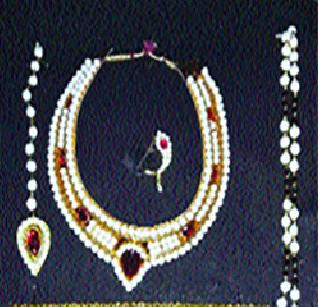 Chimudra jewelery demand doubles | चिमुरड्यांच्या दागिन्यांची मागणी दुप्पट Chimudra jewelery demand doubles | चिमुरड्यांच्या दागिन्यांची मागणी दुप्पट