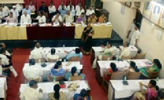 The women's member was aggressive as soon as the gang attendance meeting | महिला सदस्य आक्रमक होताच गुंडाळली सभा The women's member was aggressive as soon as the gang attendance meeting | महिला सदस्य आक्रमक होताच गुंडाळली सभा