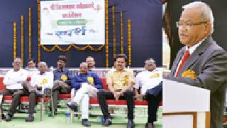 The right art skills test on the platform | व्यासपीठावरच योग्य कलागुणांची पारख