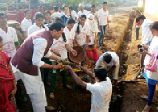 R. T.M. The University's adopted village will be clean | रा.तु.म. विद्यापीठाचे दत्तक गाव होणार स्वच्छ R. T.M. The University's adopted village will be clean | रा.तु.म. विद्यापीठाचे दत्तक गाव होणार स्वच्छ