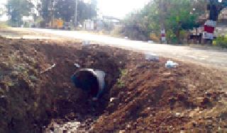 The repair work of the bridge is also unheard | पुलाच्या दुरुस्तीचे कामही दर्जाहीन