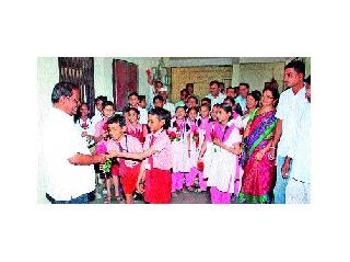 Gulab Pusp to the District Collectorate | जिल्हाधिकारी कार्यालयाला गुलाबपुष्प Gulab Pusp to the District Collectorate | जिल्हाधिकारी कार्यालयाला गुलाबपुष्प