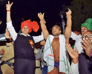 Nasser Pahlwan of Delhi waged the riots | कुस्त्यांची दंगल दिल्लीचा नासिर पहेलवान विजयी Nasser Pahlwan of Delhi waged the riots | कुस्त्यांची दंगल दिल्लीचा नासिर पहेलवान विजयी