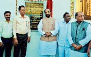 Officials, employees and government should work in coordination with: Ahir | अधिकारी, कर्मचारी आणि सरकार यांनी समन्वयातून कार्य करावे : अहीर Officials, employees and government should work in coordination with: Ahir | अधिकारी, कर्मचारी आणि सरकार यांनी समन्वयातून कार्य करावे : अहीर