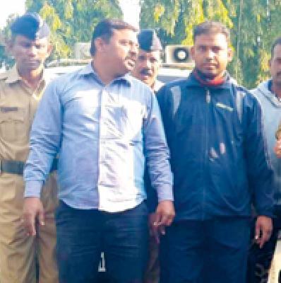 Mayoral Tollwatolavi cleanliness of Kannamawar statue | कन्नमवारांच्या पुतळा स्वच्छतेवरून महापौरांची टोलवाटोलवी