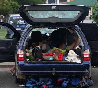 Google Keeper in a parking lot to save money | पैसे वाचवण्यासाठी पार्किंग लॉटमध्ये राहणारे गुगलर