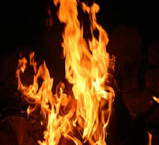 In Pune, the child was burnt for theft | चोरीच्या संशयावरुन पुण्यात अल्पवयीन मुलाला जाळलं In Pune, the child was burnt for theft | चोरीच्या संशयावरुन पुण्यात अल्पवयीन मुलाला जाळलं