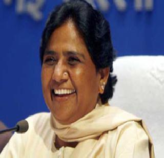 The photo of Mayawati fell under the shadow of the photo | मायावतींचे चरणस्पर्श करणारा फोटो महागात पडला The photo of Mayawati fell under the shadow of the photo | मायावतींचे चरणस्पर्श करणारा फोटो महागात पडला