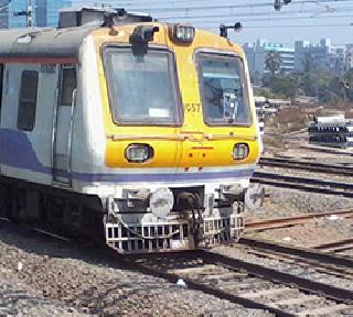 Due to the failure of the signal to remove Western Railway traffic | सिग्नल बिघाडामुळे पश्चिम रेल्वेची वाहतूक विलंबाने Due to the failure of the signal to remove Western Railway traffic | सिग्नल बिघाडामुळे पश्चिम रेल्वेची वाहतूक विलंबाने