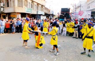 Adventure Drama in Shobhya Yatra: | शोभायात्रेत साहसी कवायती : Adventure Drama in Shobhya Yatra: | शोभायात्रेत साहसी कवायती :