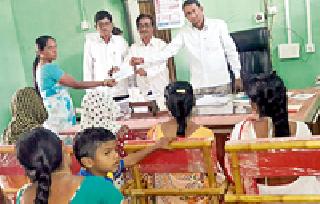 Nine lakhs check allocation | नऊ लाखांचे धनादेश वाटप