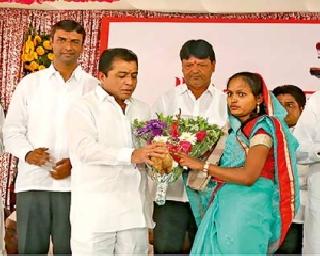 Just begging? | नुसतीच भुई का धोपटायची? Just begging? | नुसतीच भुई का धोपटायची?