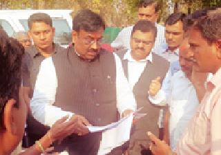 Sudhir Mungantiwar visited the Kanhalgaon zone | सुधीर मुनगंटीवार यांची कन्हाळगाव झरण क्षेत्राला भेट