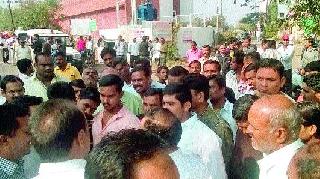 Stop the road after the accident | अपघातानंतर रास्ता रोको