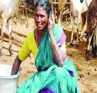 Laborer also manages mobile communication | मजूर महिलाही साधतात मोबाइलवरून संवाद Laborer also manages mobile communication | मजूर महिलाही साधतात मोबाइलवरून संवाद