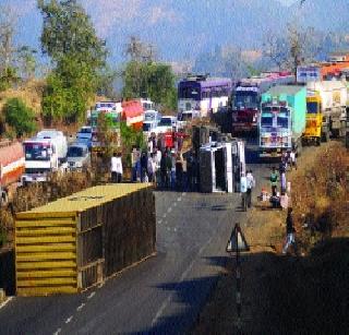 Traffic traffic in the Kasara Ghat | कसारा घाटात वाहतूककोंडी Traffic traffic in the Kasara Ghat | कसारा घाटात वाहतूककोंडी