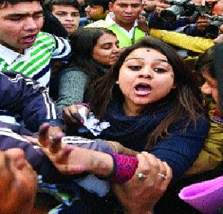 Kejirwal threw the girl on the spot | केजरीवाल यांच्यावर तरुणीने फेकली शाई Kejirwal threw the girl on the spot | केजरीवाल यांच्यावर तरुणीने फेकली शाई