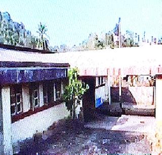 Drugs and injections are provided to the workers in Jawhar | जव्हारमध्ये सफाई कामगारच देतो औषध अन इंजेक्शन Drugs and injections are provided to the workers in Jawhar | जव्हारमध्ये सफाई कामगारच देतो औषध अन इंजेक्शन