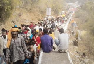Due to crowded crowd of devotees visit Bahiram Yatra | भाविकांच्या गर्दीने फुलली बहिरम यात्रा Due to crowded crowd of devotees visit Bahiram Yatra | भाविकांच्या गर्दीने फुलली बहिरम यात्रा