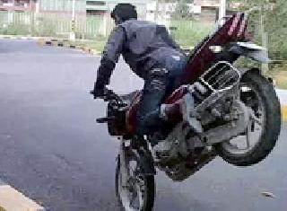 Dhoom style is the vehicle holders | धूम स्टाईल वाहनधारकांचा हैदोस Dhoom style is the vehicle holders | धूम स्टाईल वाहनधारकांचा हैदोस