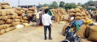 Thousands of grandsons were burnt to the Chamorshi Market Committee | चामोर्शी बाजार समितीत हजारो पोते धान भिजले