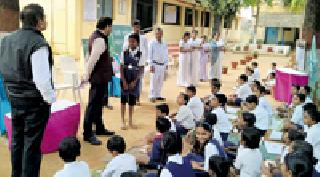 Education Commissioner's interaction with students in Vishara school | शिक्षण आयुक्तांचा विसोरा शाळेत विद्यार्थ्यांशी संवाद
