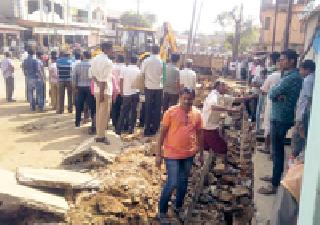 Encroachment deleted at Atapalli | एटापल्लीत अतिक्रमण हटविले