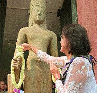 The back of the ancient Harihara statue returned to Cambodia | प्राचीन हरिहर मूर्तीचे पळविलेले मस्तक कंबोडियाला परत The back of the ancient Harihara statue returned to Cambodia | प्राचीन हरिहर मूर्तीचे पळविलेले मस्तक कंबोडियाला परत