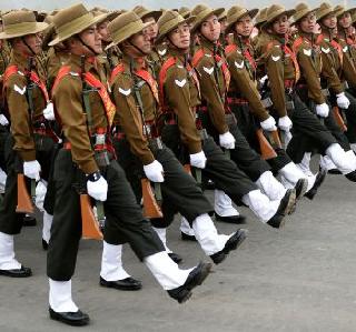 Indian soldiers buy bad shoes because of poor quality | निकृष्ट दर्जामुळे भारतीय सैनिक विकत घेतात बूट नी गणवेश