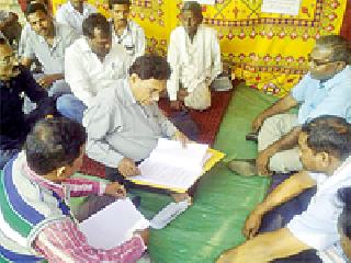 After the assurance, the fate of fasting in Atapalli | आश्वासनानंतर एटापल्लीत उपोषणाची सांगता After the assurance, the fate of fasting in Atapalli | आश्वासनानंतर एटापल्लीत उपोषणाची सांगता