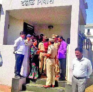 63 lakhs of crores of bribe | घोटीत ६३ लाखांची घरफोडी 63 lakhs of crores of bribe | घोटीत ६३ लाखांची घरफोडी