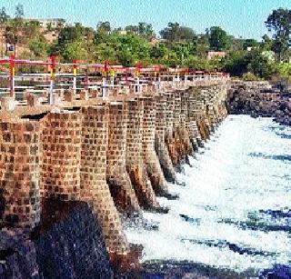 The Gonwadi bund was fixed | गोनवडी बंधाऱ्याला बसविले कठडे The Gonwadi bund was fixed | गोनवडी बंधाऱ्याला बसविले कठडे