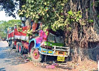 The accident caused the truck going on a tree on RTO road | आरटीओ रोडवरील झाडावर ट्रक जाऊन आदळल्याने या अपघाता The accident caused the truck going on a tree on RTO road | आरटीओ रोडवरील झाडावर ट्रक जाऊन आदळल्याने या अपघाता