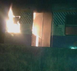 The depressed young man was caught in the local women's compartment | नैराश्यग्रस्त तरूणाने लोकलच्या महिलांच्या डब्याला लावली आग The depressed young man was caught in the local women's compartment | नैराश्यग्रस्त तरूणाने लोकलच्या महिलांच्या डब्याला लावली आग