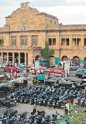 Bomb at the train station | रेल्वे स्टेशनवर बॉम्ब