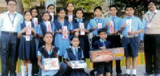 Contestants relying after receiving the prize | पारितोषिक पटकाविल्यानंतर भारावले स्पर्धक Contestants relying after receiving the prize | पारितोषिक पटकाविल्यानंतर भारावले स्पर्धक