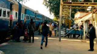 Start of Express stop on platform number one | प्लॅटफॉर्म क्रमांक एकवर एक्सप्रेसचा थांबा सुरु Start of Express stop on platform number one | प्लॅटफॉर्म क्रमांक एकवर एक्सप्रेसचा थांबा सुरु