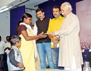 Society should support farmers | समाजाने शेतकऱ्यांना आधार द्यावा Society should support farmers | समाजाने शेतकऱ्यांना आधार द्यावा